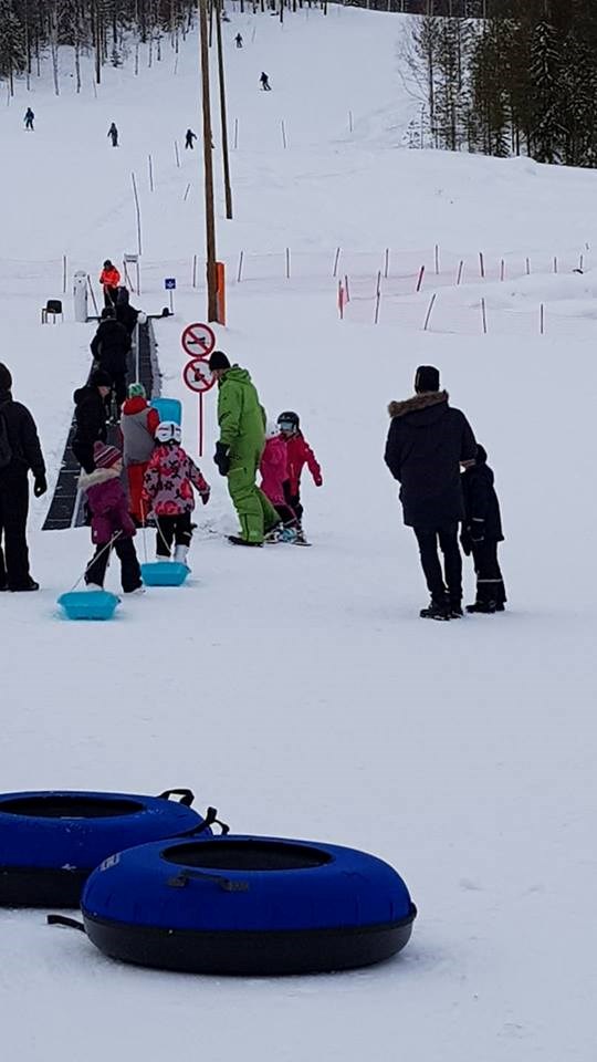 Rollstuhl-Urlaub: Gentle sliding fun on our sledges and large snowtube. Rediscover the child inside you. - The Friendly Moose Lapland