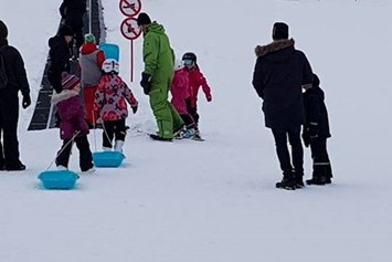 Rollstuhl-Urlaub: Gentle sliding fun on our sledges and large snowtube. Rediscover the child inside you. - The Friendly Moose Lapland