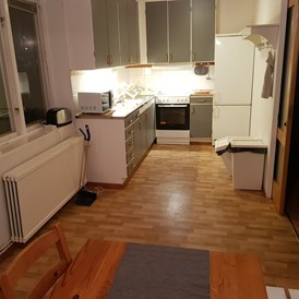 Rollstuhl-Urlaub: Both apartments have fully-equipped kitchens and dining areas. - The Friendly Moose Lapland