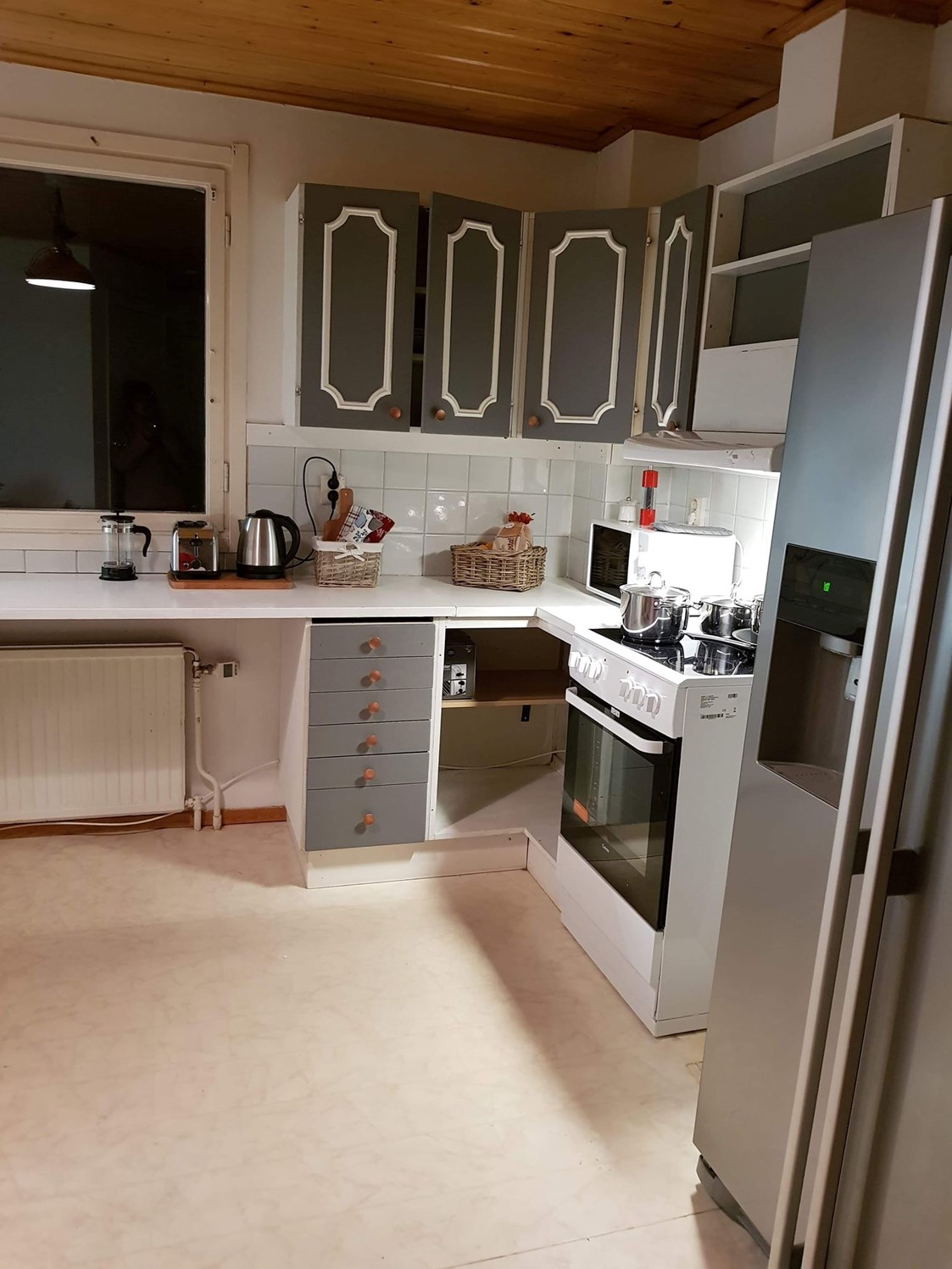 Rollstuhl-Urlaub: Both apartments have full size fridge-freezers. - The Friendly Moose Lapland