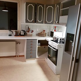 Rollstuhl-Urlaub: Both apartments have full size fridge-freezers. - The Friendly Moose Lapland