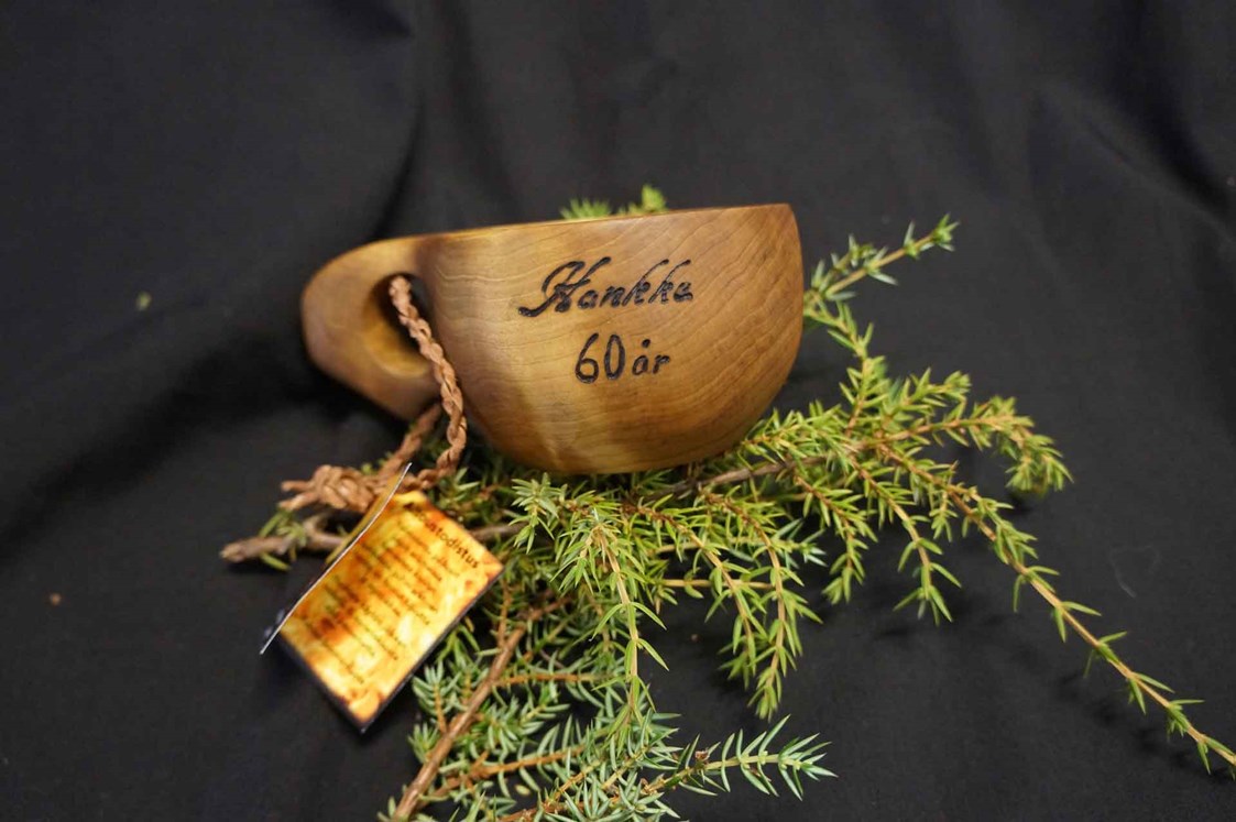 Rollstuhl-Urlaub: Traditional wooden-cup engraving is available as an extra option - The Friendly Moose Lapland