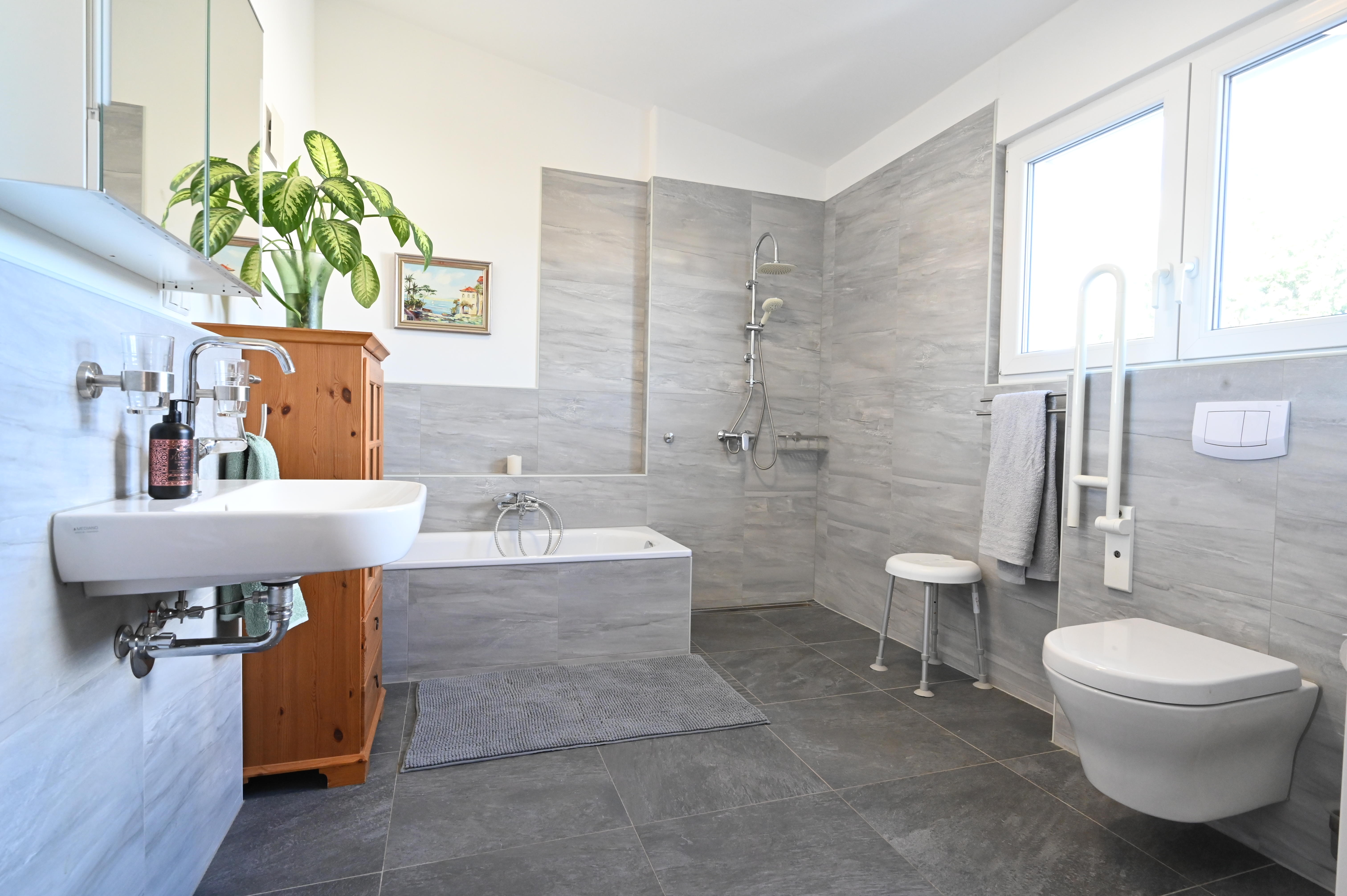 Rollstuhl-Urlaub: Badezimmer - Türmel - Barrierefreie und großzügige Premium-Ferienwohnung