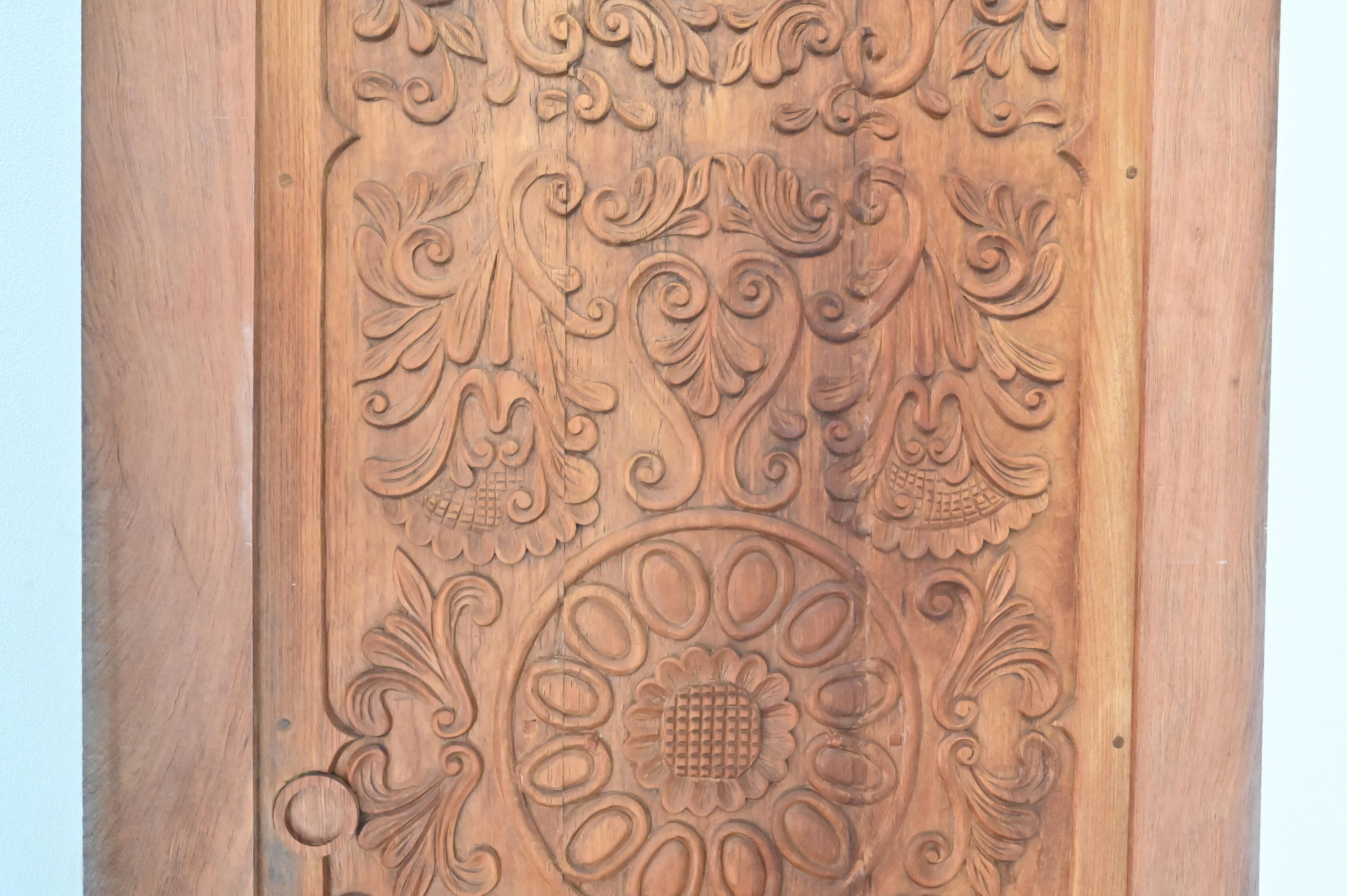 Rollstuhl-Urlaub: Geschnitzte Schiebetüren - Türmel - Barrierefreie und großzügige Premium-Ferienwohnung