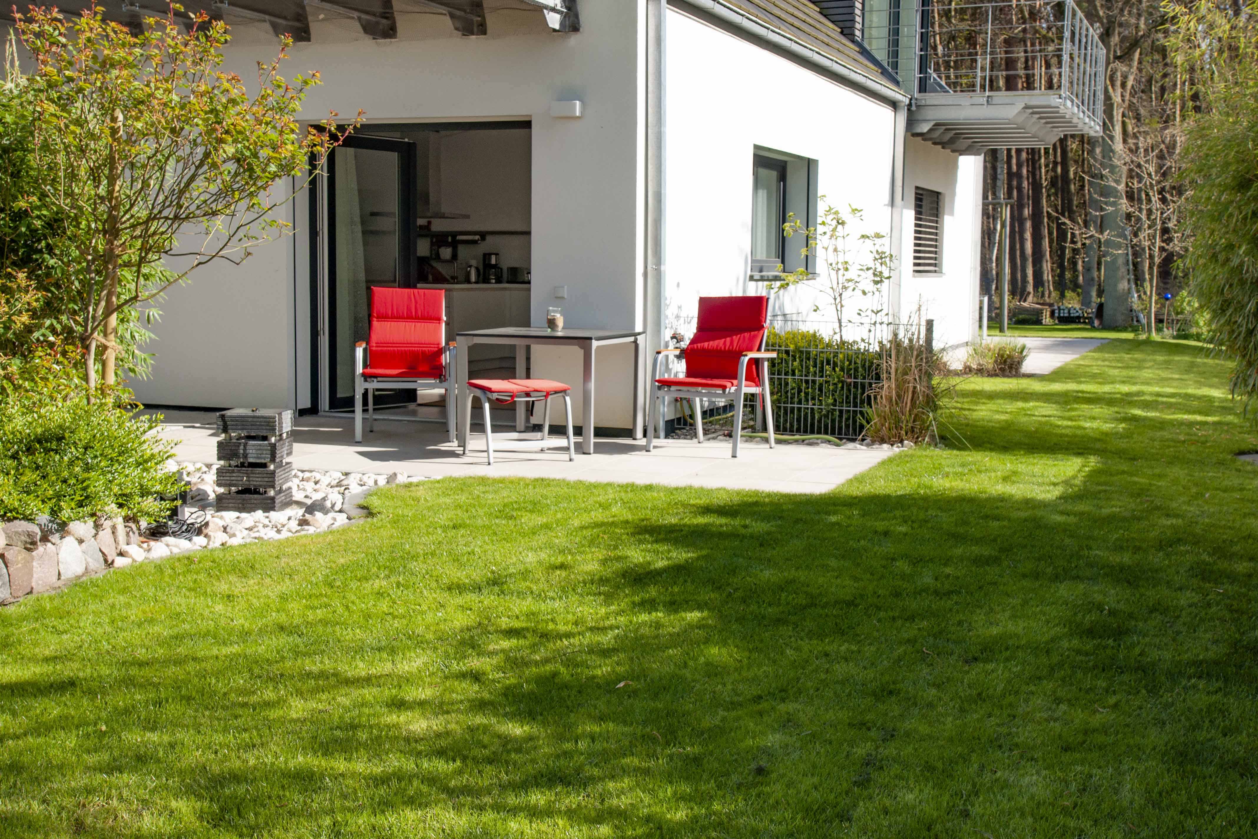 Rollstuhl-Urlaub: Ebenerdige Terrasse, Kleiner Brunnen (Nachts beleuchtet) - Ferienapartment im Haus Rügin