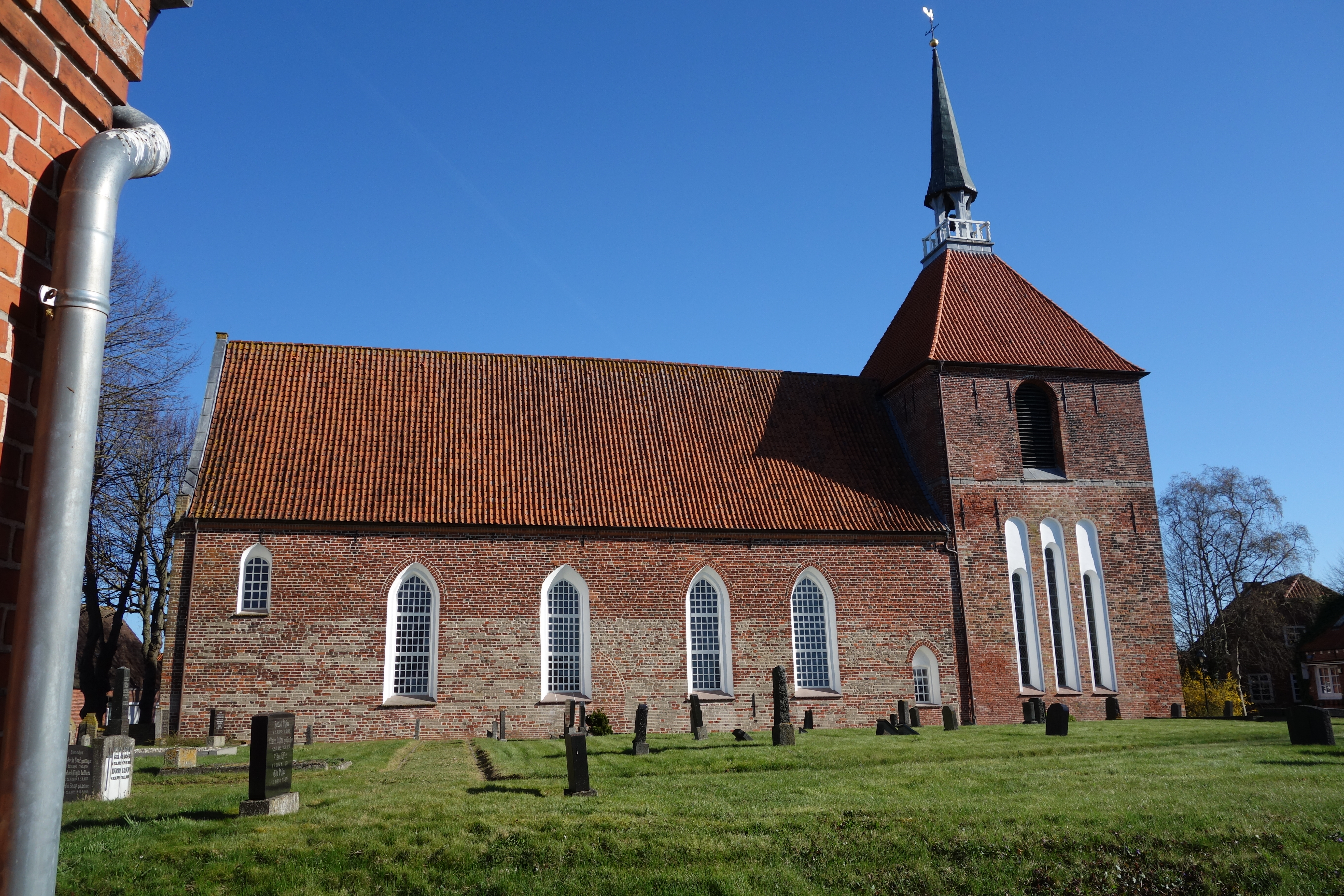 Rollstuhl-Urlaub: Die Rysumer Kirche mit der ältesten Orgel Europas - Nannis Huuske