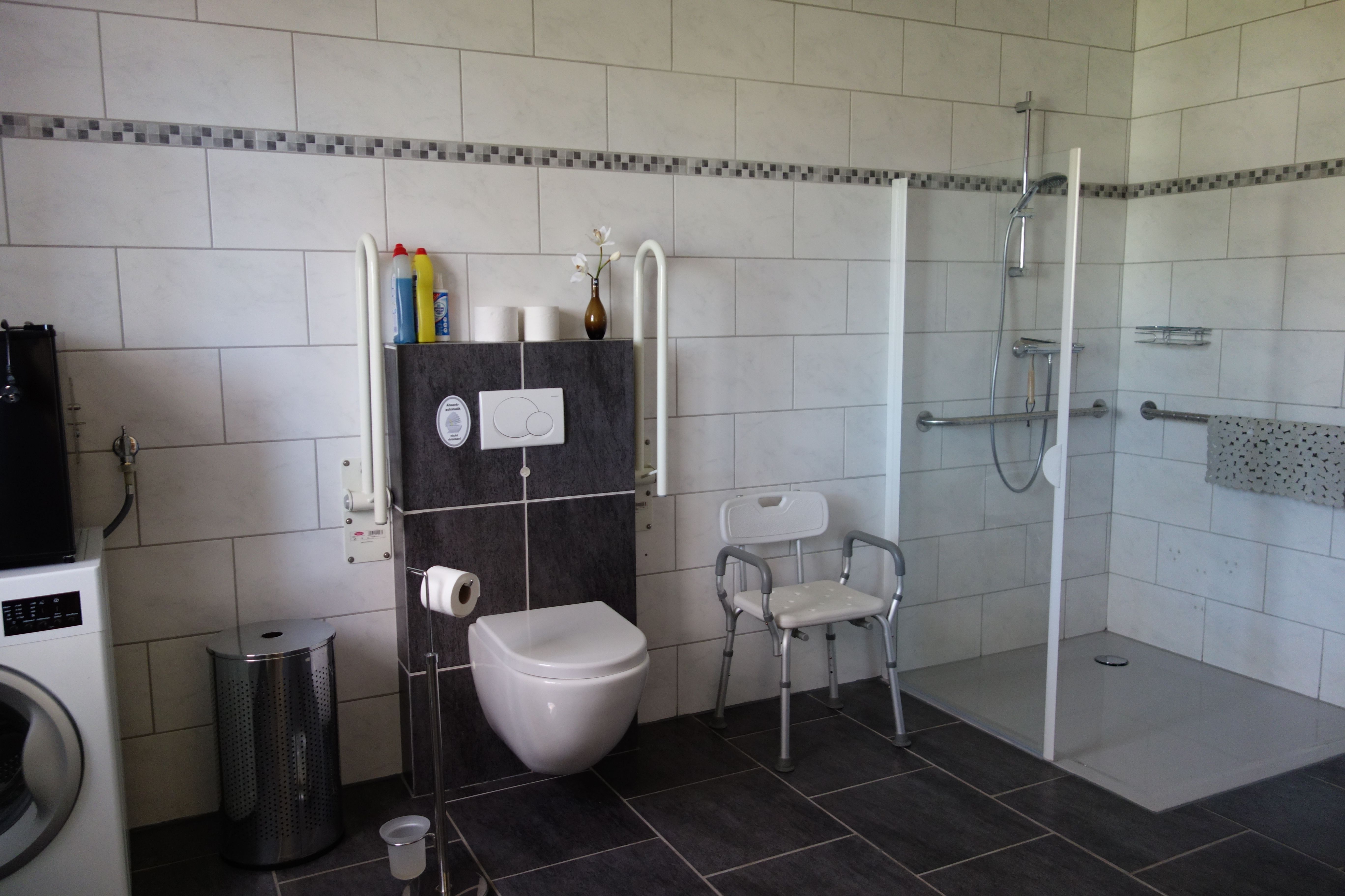 Rollstuhl-Urlaub: Grosse , barrierefreie Dusche - Nannis Huuske