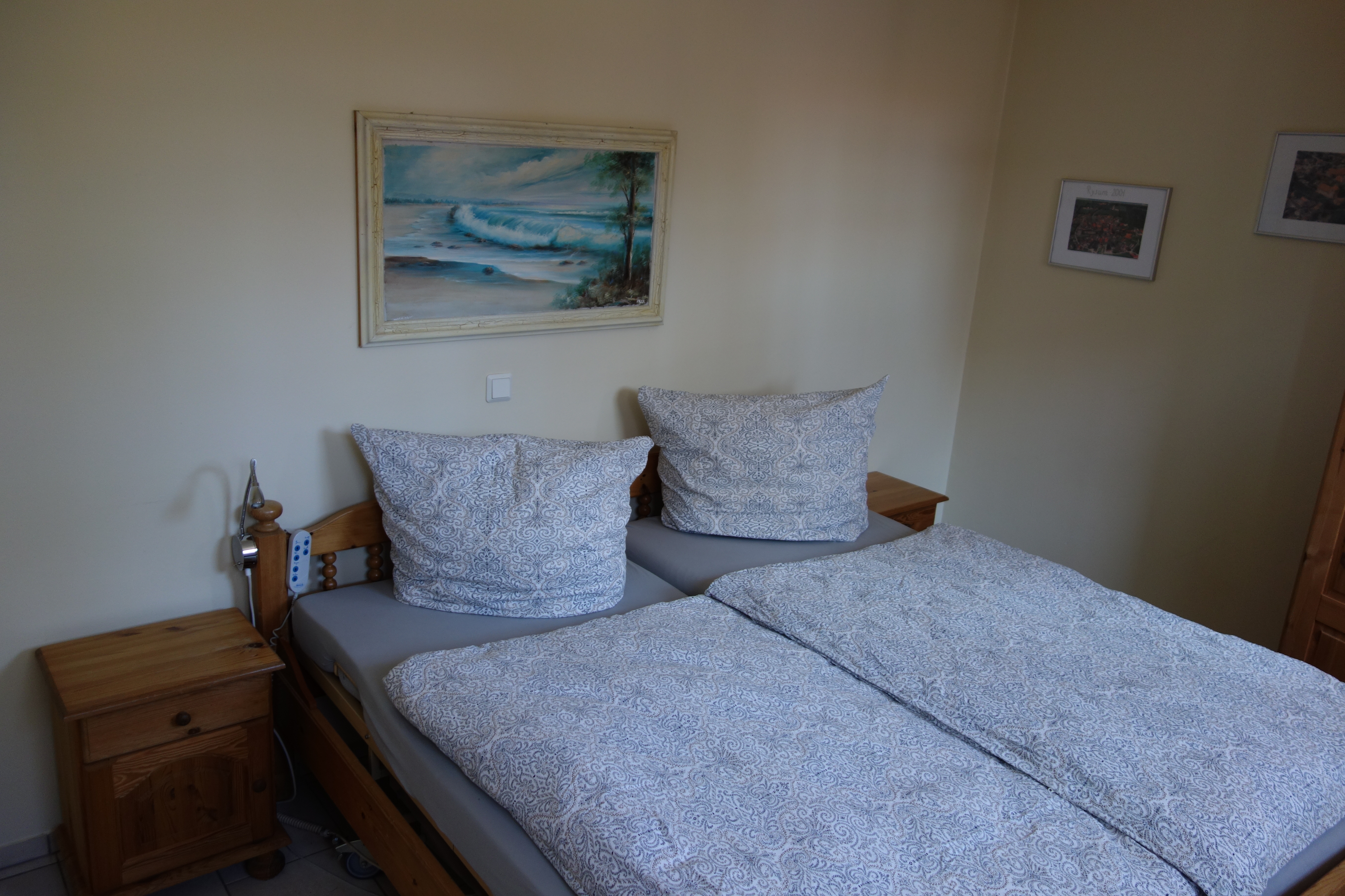 Rollstuhl-Urlaub: Schlafzimmer mit Pflegebettrahmen im linken Bett - Nannis Huuske