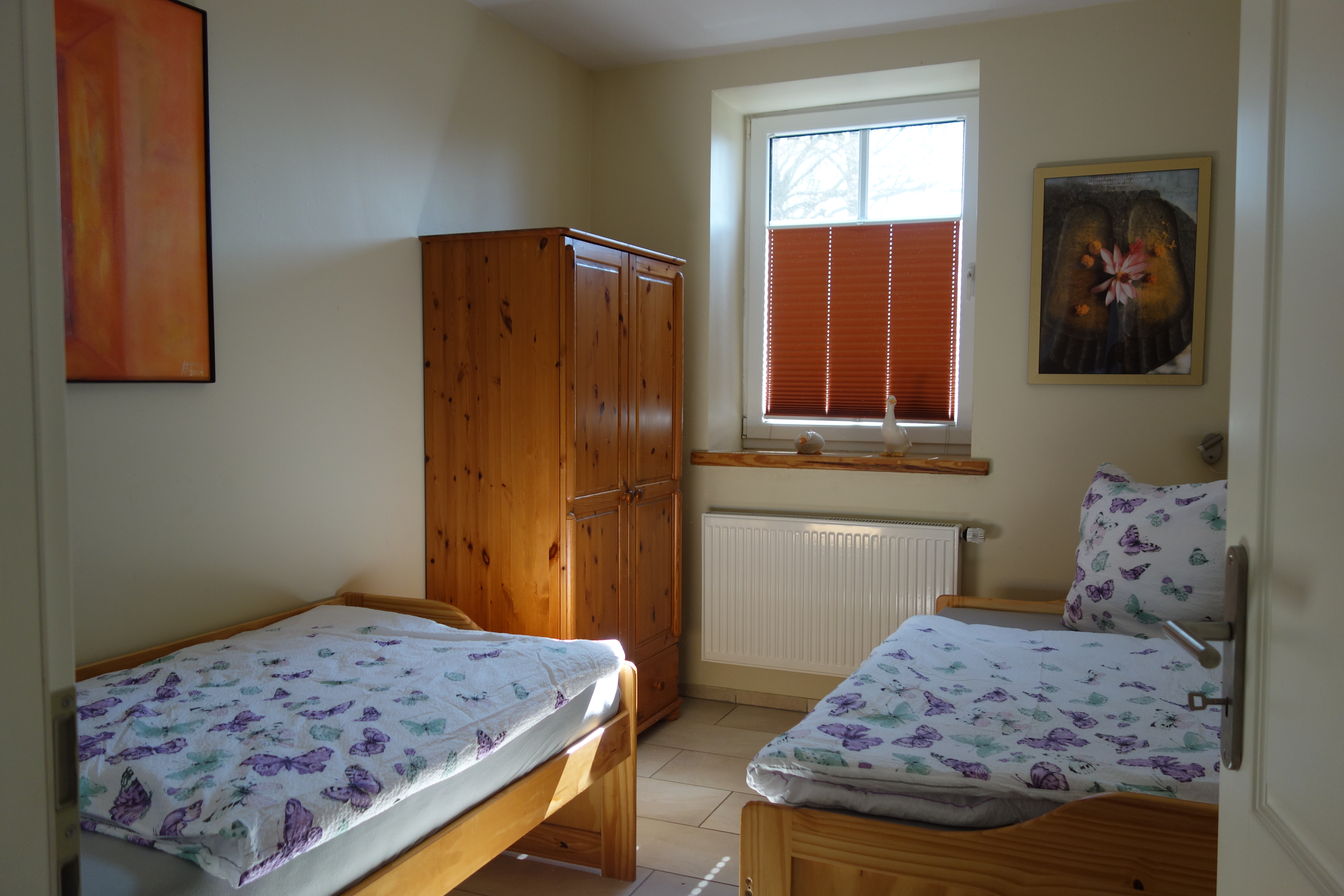 Rollstuhl-Urlaub: Zweites Schlafzimmer mit 2 Einzelbetten - Nannis Huuske