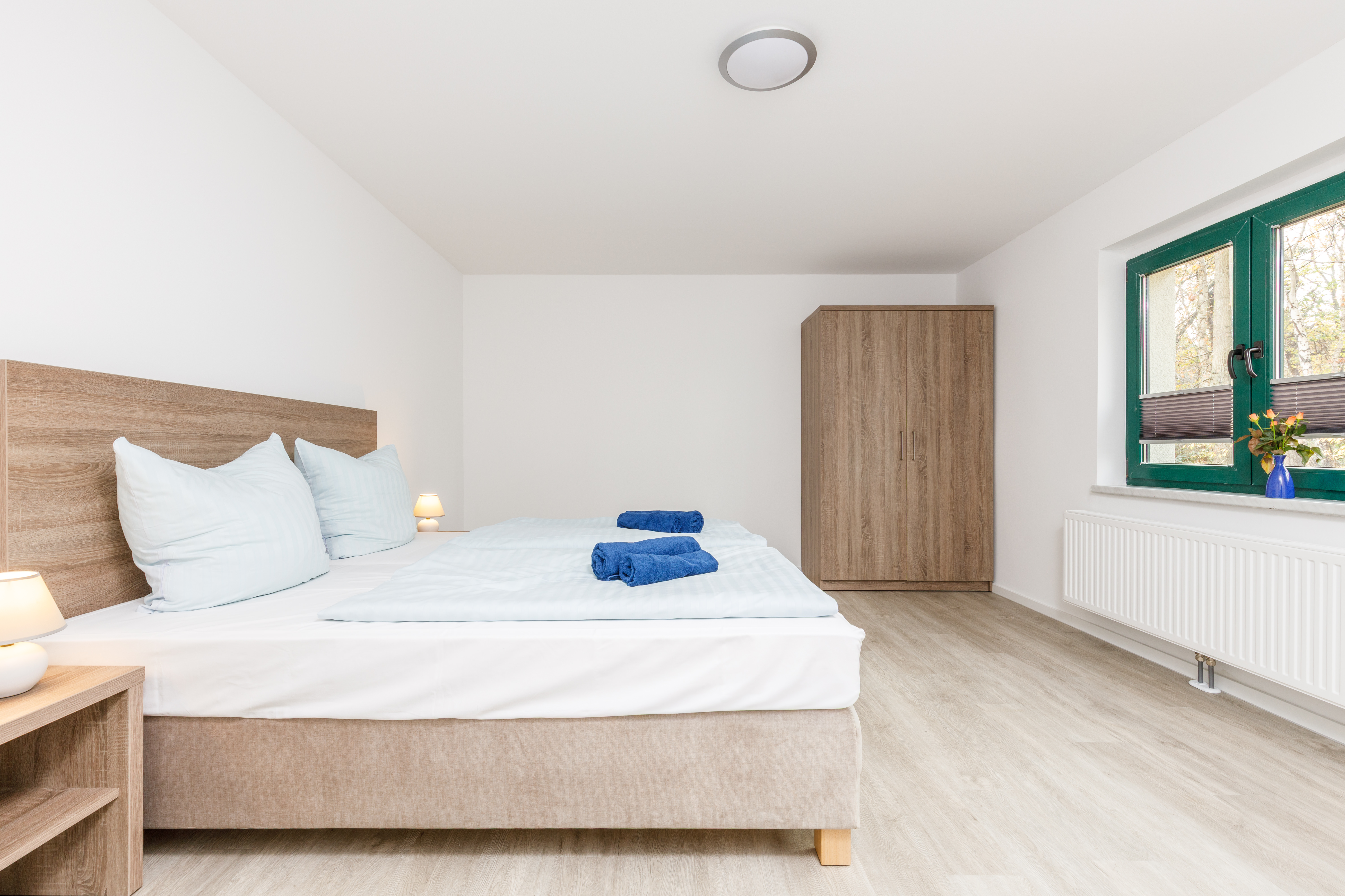 Rollstuhl-Urlaub: Schlafzimmer mit Doppelbett - Feriendorf Strandgut - Appartement Dünenbude