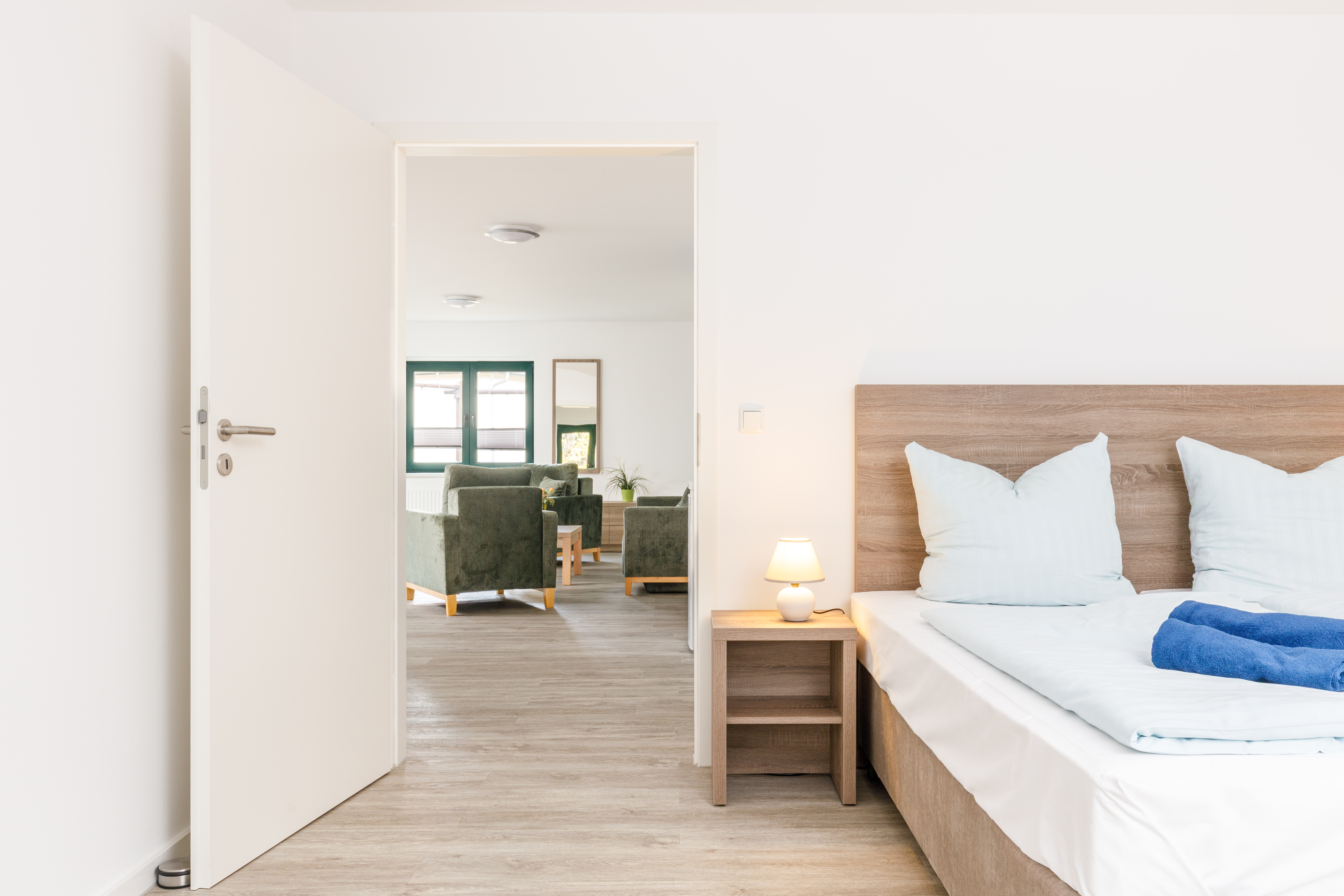 Rollstuhl-Urlaub: Schlafzimmer mit Doppelbett - Feriendorf Strandgut - Appartement Dünenbude