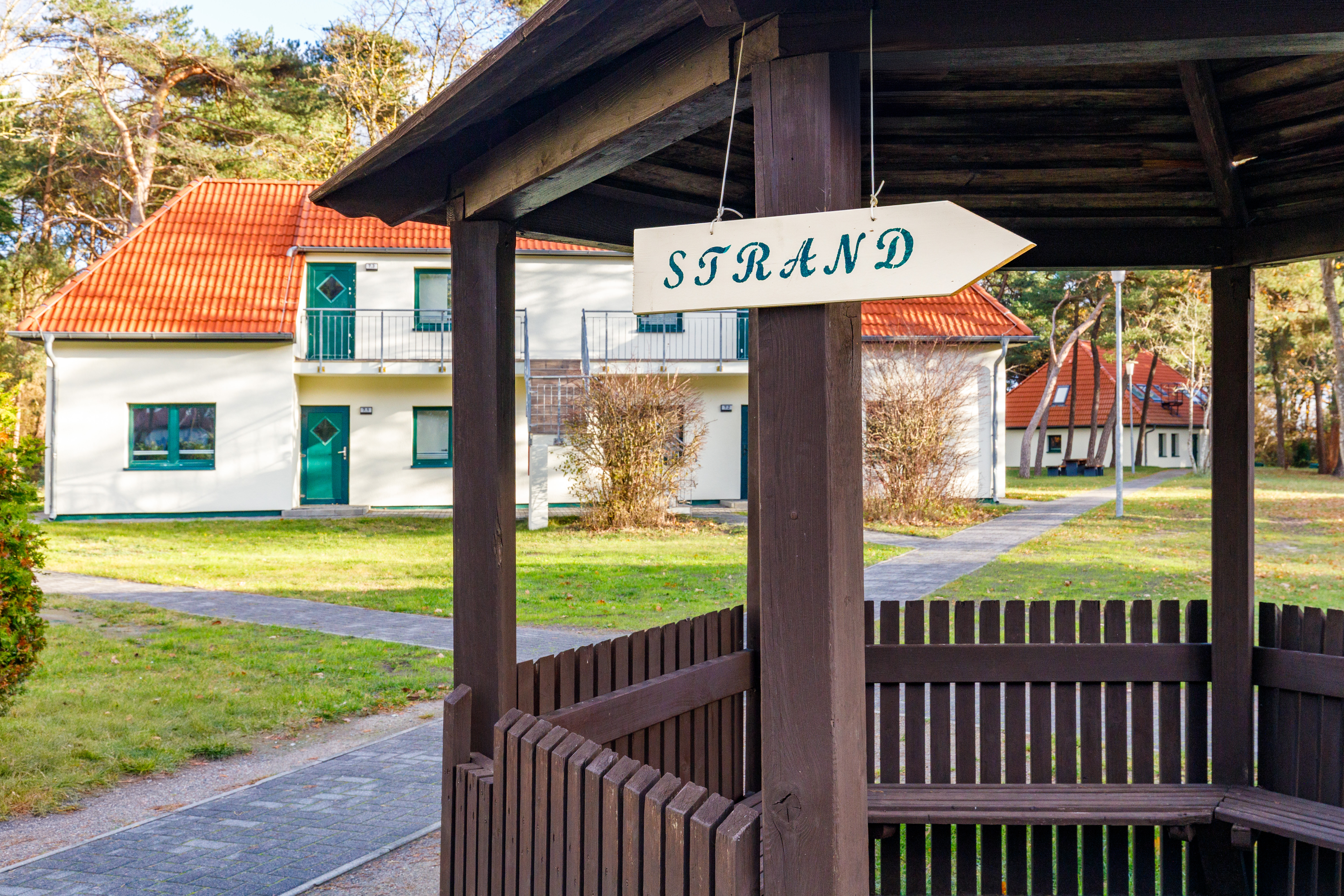 Rollstuhl-Urlaub: Außenbereich - Feriendorf Strandgut - Appartement Dünenbude