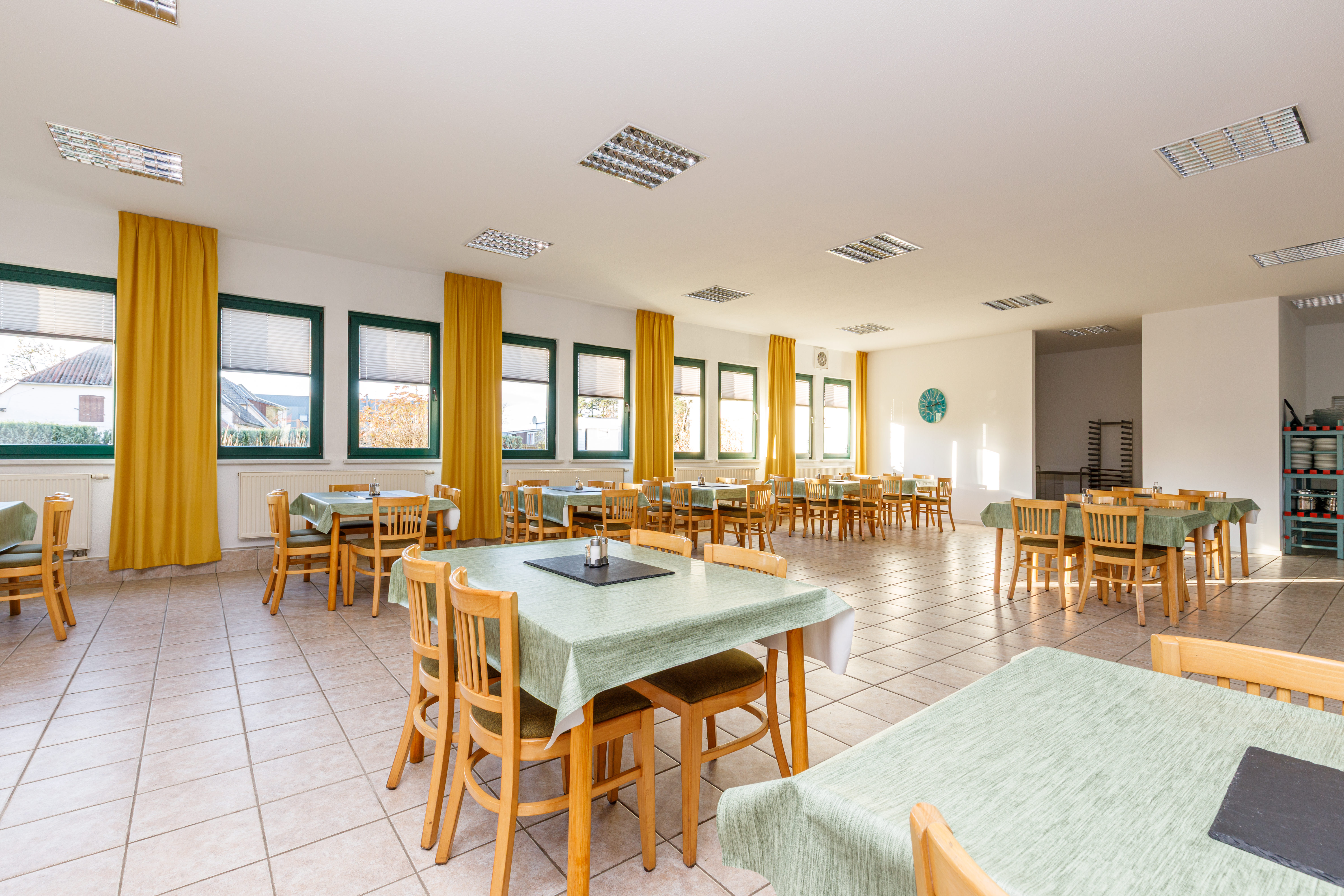 Rollstuhl-Urlaub: Speiseraum - Feriendorf Strandgut - Appartement Dünenbude