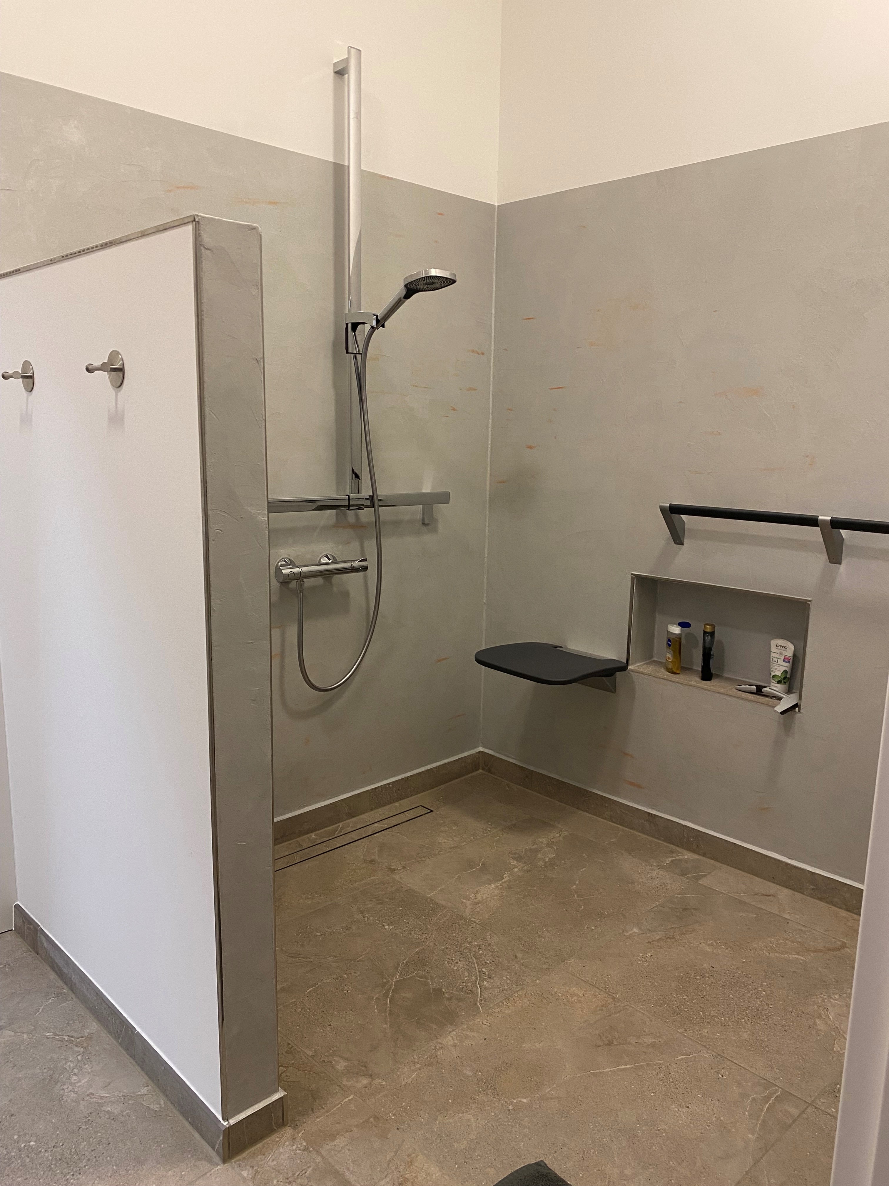 Rollstuhl-Urlaub: Dusche 1,50 x 1,50 m mit Haltegriffen und Klappsitz, schwellenlos befahrbar - RolliHolly Ferienhaus