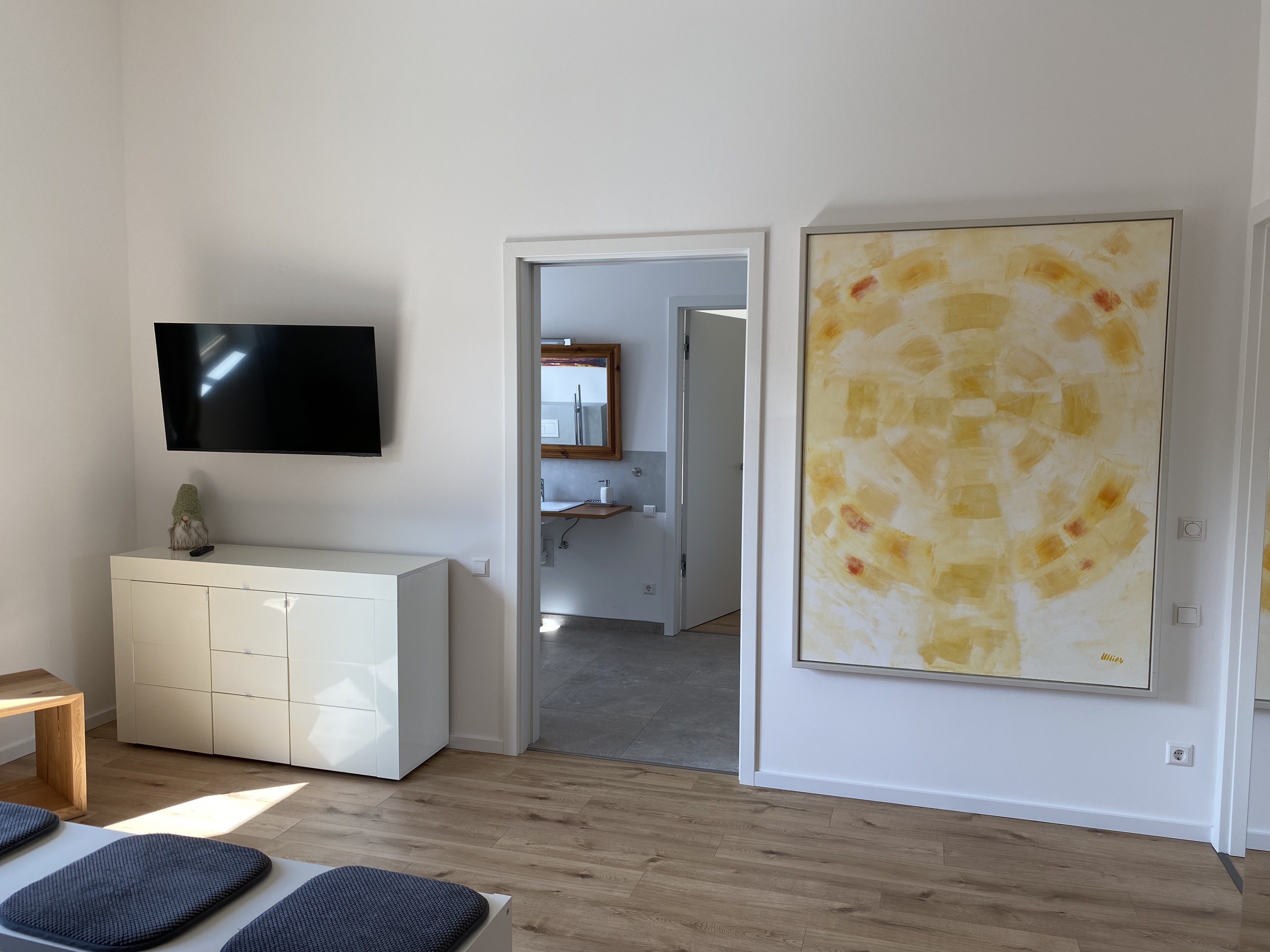 Rollstuhl-Urlaub: TV im Schlafzimmer, Schiebetür zum Masterbad - RolliHolly Ferienhaus