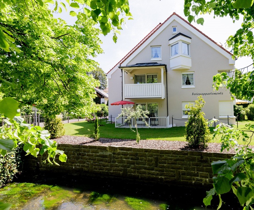 Rollstuhlgerechte Unterkunft - Bayern - Hausansicht West - Haus am Mühlenweg barrierefrei