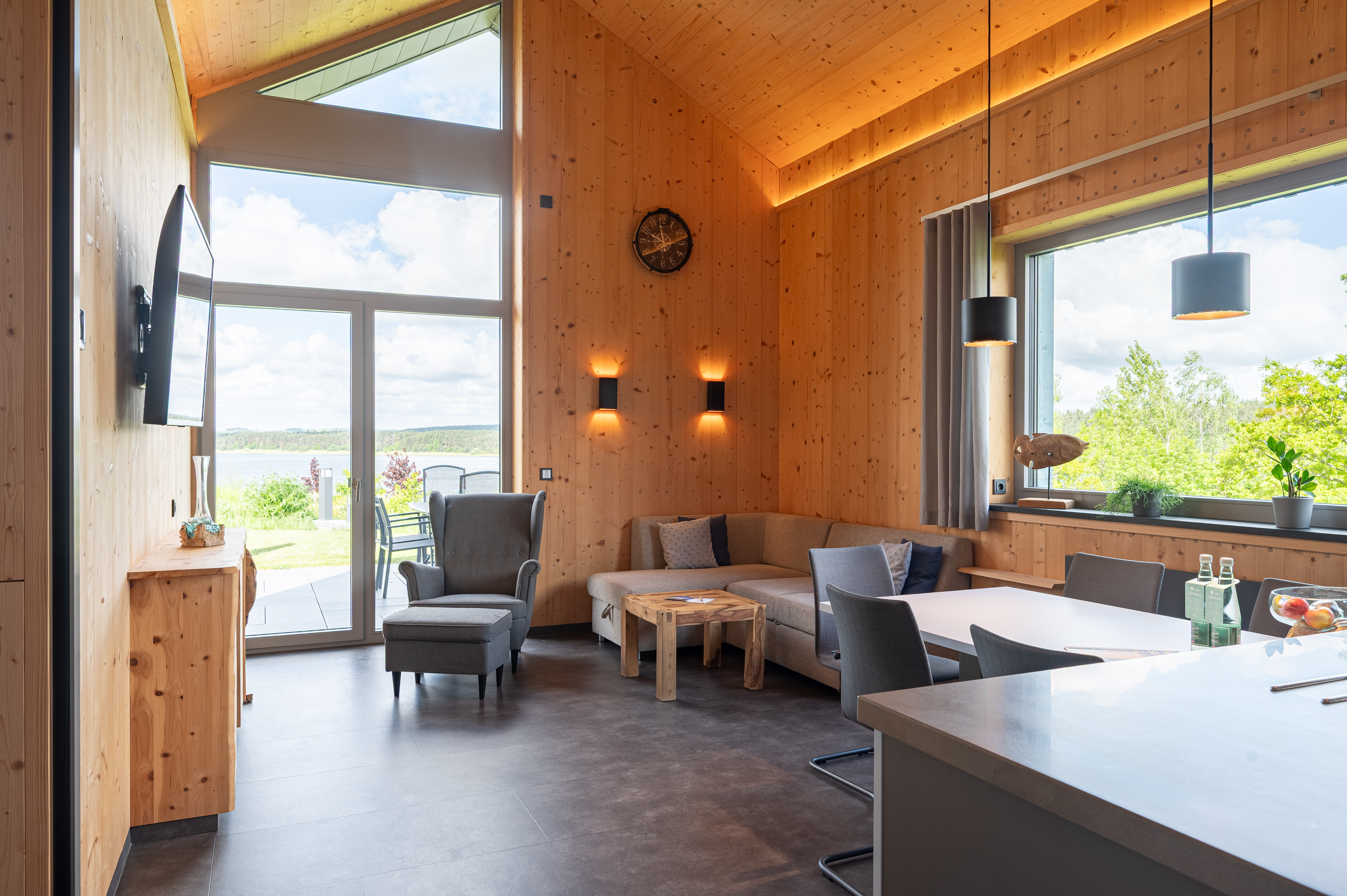 Rollstuhl-Urlaub: Wohnbereich Beispiel - Bio-Seehotel Chalets Zeulenroda