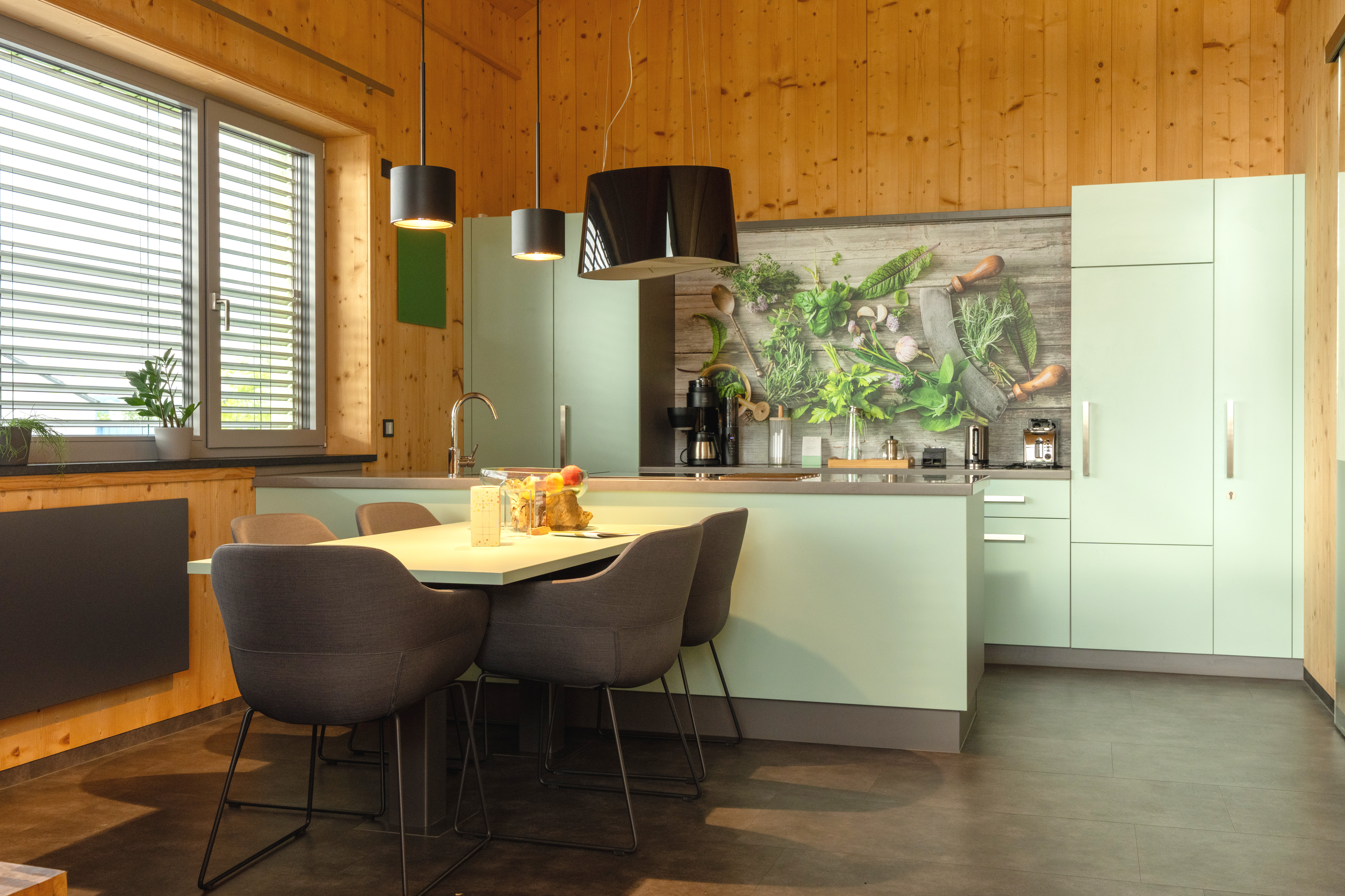 Rollstuhl-Urlaub: Essbereich/Küche Beispiel - Bio-Seehotel Chalets Zeulenroda