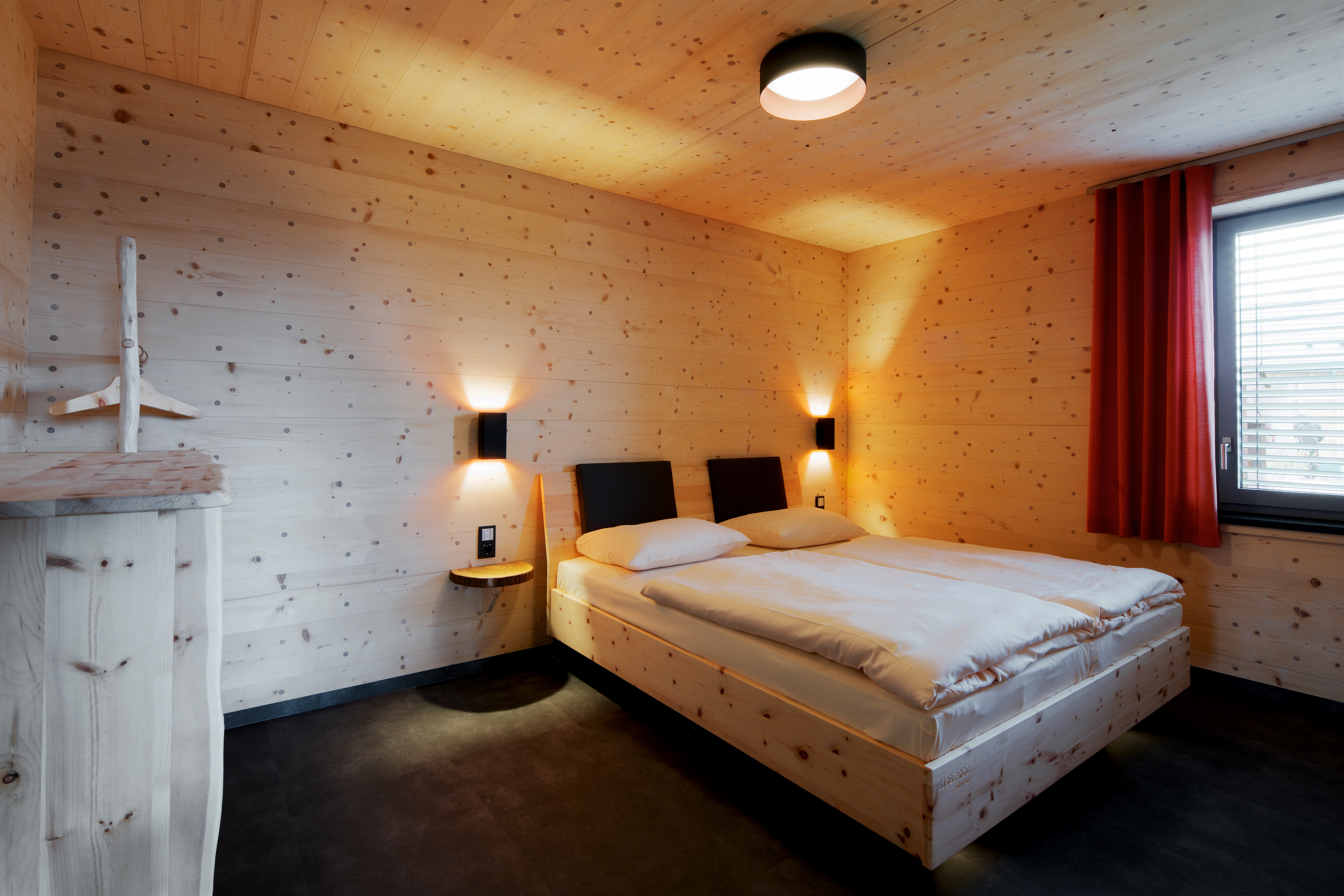 Rollstuhl-Urlaub: Schlafzimmer Beispiel - Bio-Seehotel Chalets Zeulenroda