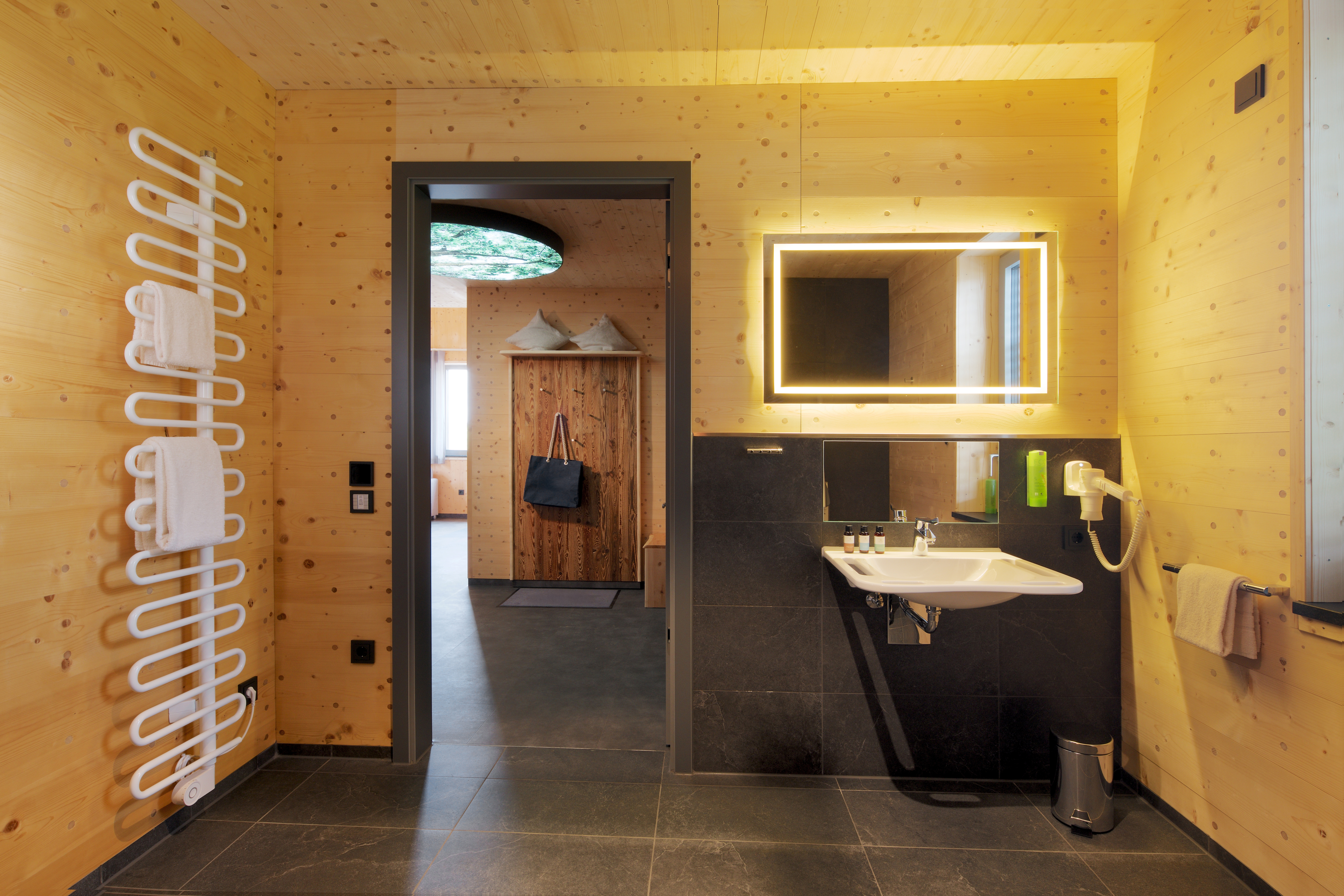 Rollstuhl-Urlaub: Badezimmer Beispiel - Bio-Seehotel Chalets Zeulenroda