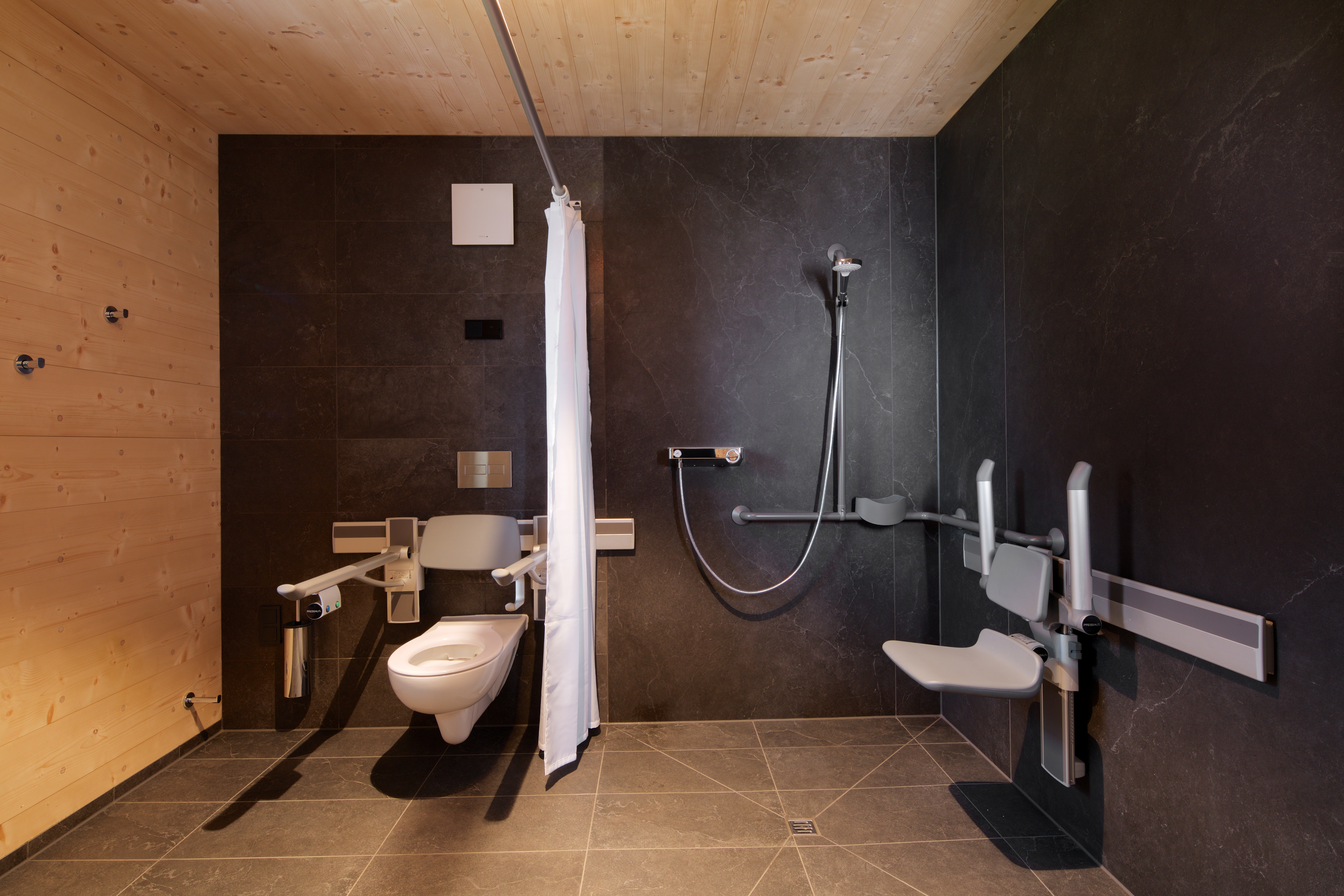 Rollstuhl-Urlaub: Badezimmer Beispiel - Bio-Seehotel Chalets Zeulenroda