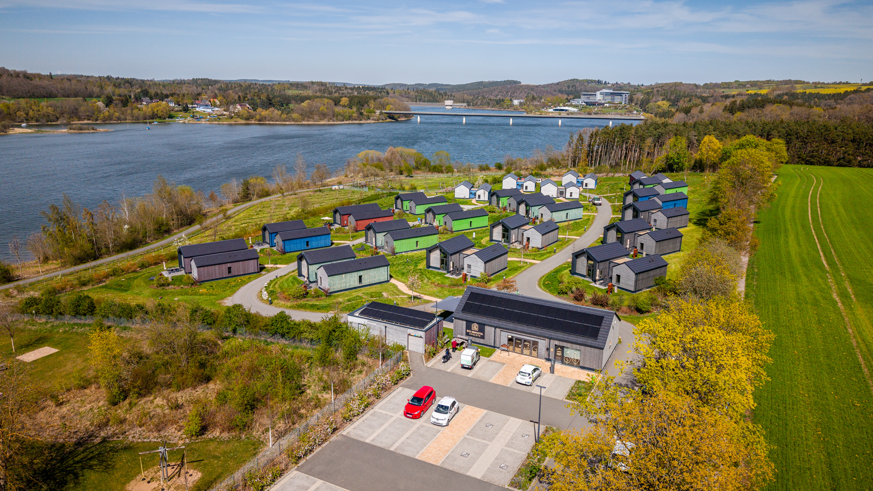 Rollstuhl-Urlaub: Parkplatz - Bio-Seehotel Chalets Zeulenroda