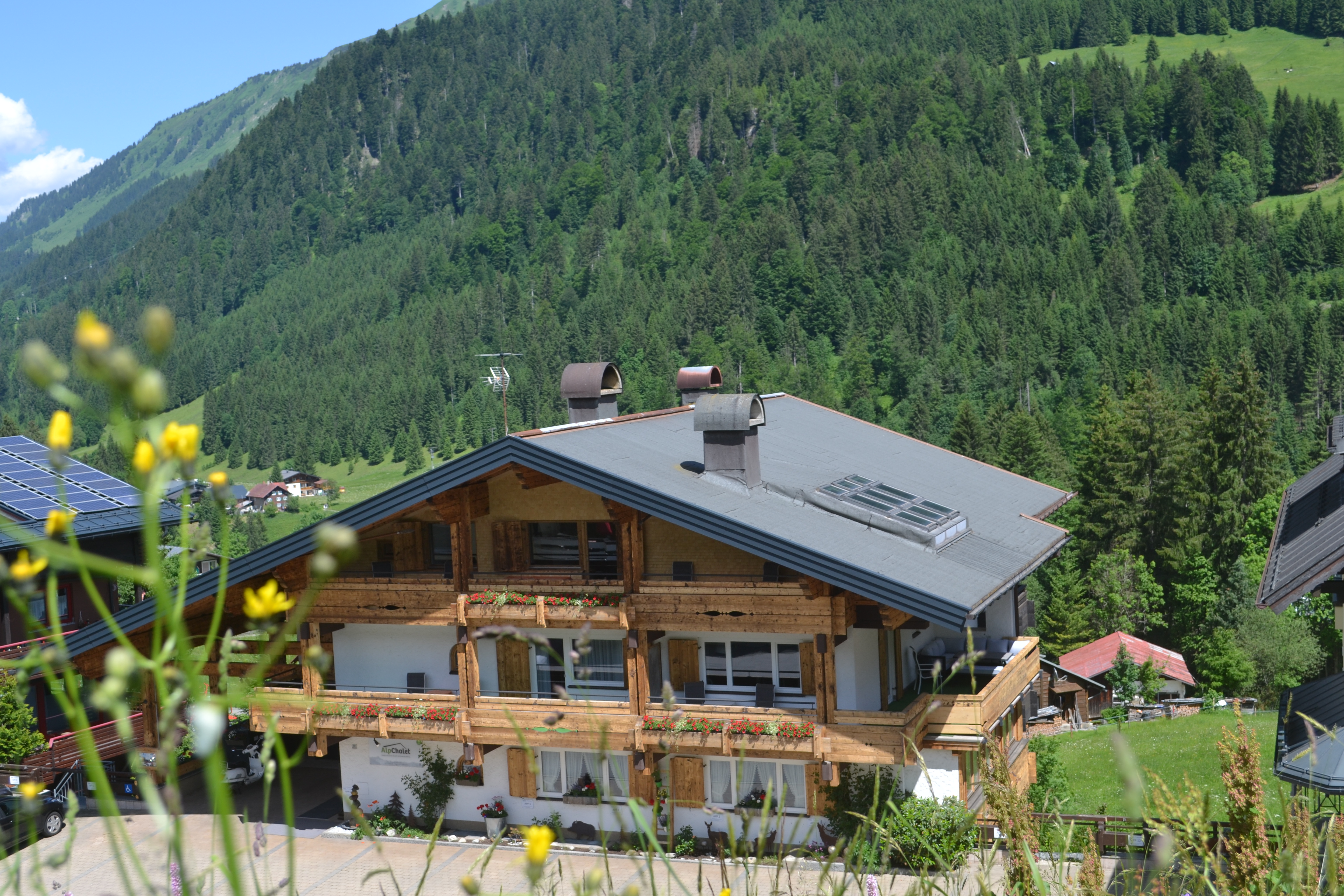 Rollstuhl-Urlaub: Außenansicht - Alp Chalet Kleinwalsertal