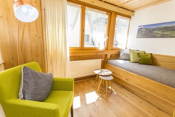 Rollstuhl-Urlaub: Kleines Nebenzimmer/Wintergarten mit einem Couch-Bett (vollwertige Matratze). - Alp Chalet Kleinwalsertal