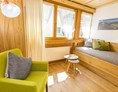 Rollstuhl-Urlaub: Kleines Nebenzimmer/Wintergarten mit einem Couch-Bett (vollwertige Matratze). - Alp Chalet Kleinwalsertal