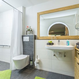 Rollstuhl-Urlaub: Duschbad mit befahrbarer Dusche, unterfahrbarer Waschtisch - Alp Chalet Kleinwalsertal