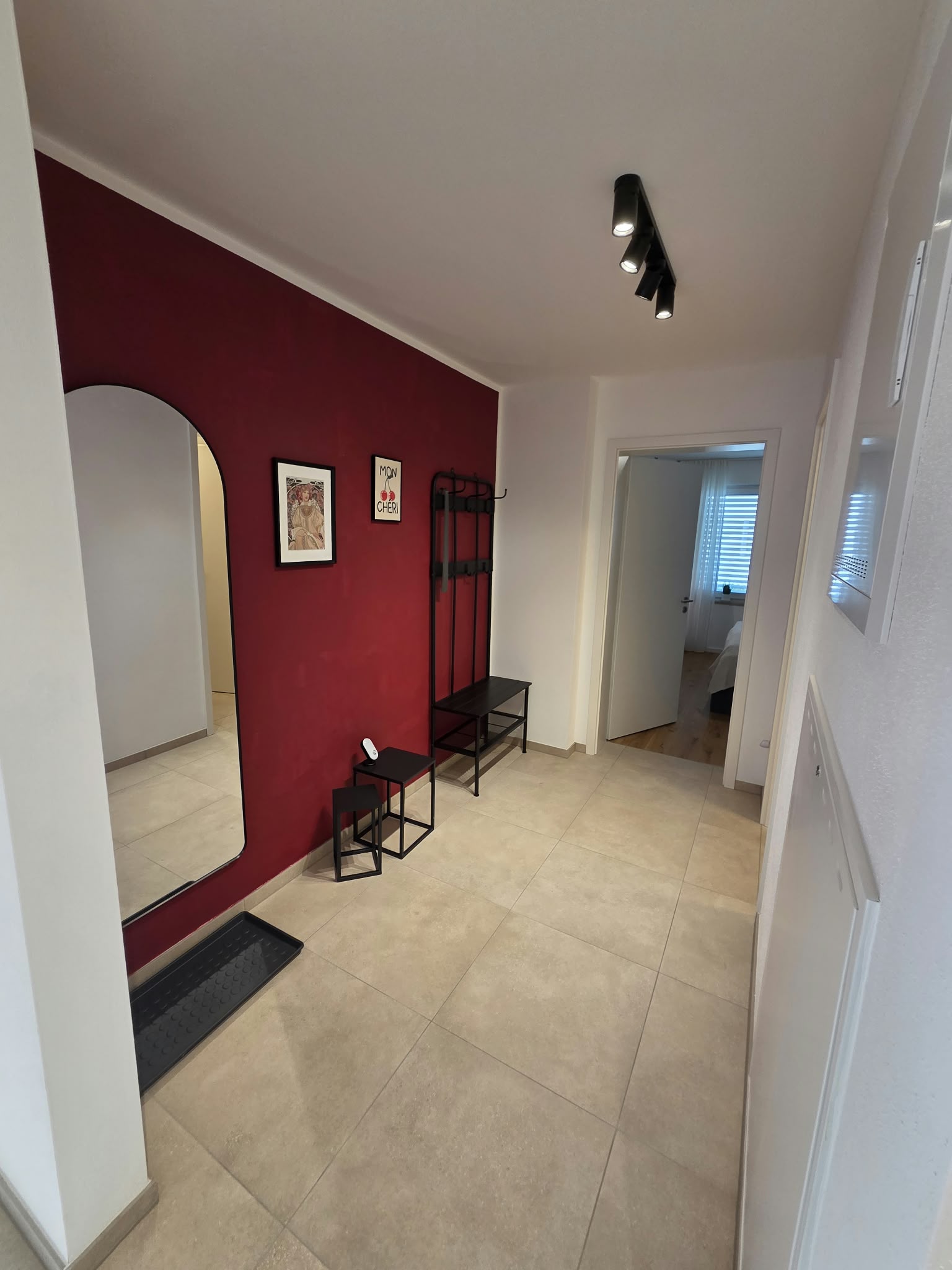 Rollstuhl-Urlaub: Ferienwohnung Eagle - Eazy Handicap - Garderobe mit Parkplatz für Rollstuhl - Ferienwohnung Eagle