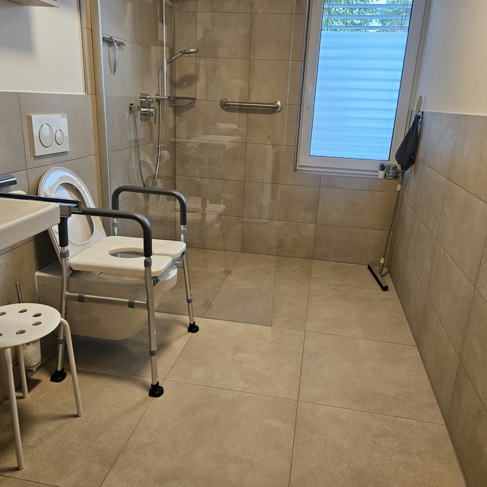 Rollstuhl-Urlaub: Ferienwohnung Eagle - Eazy Handicap - WC mit Dusch bzw. WC Stuhl - Ferienwohnung Eagle