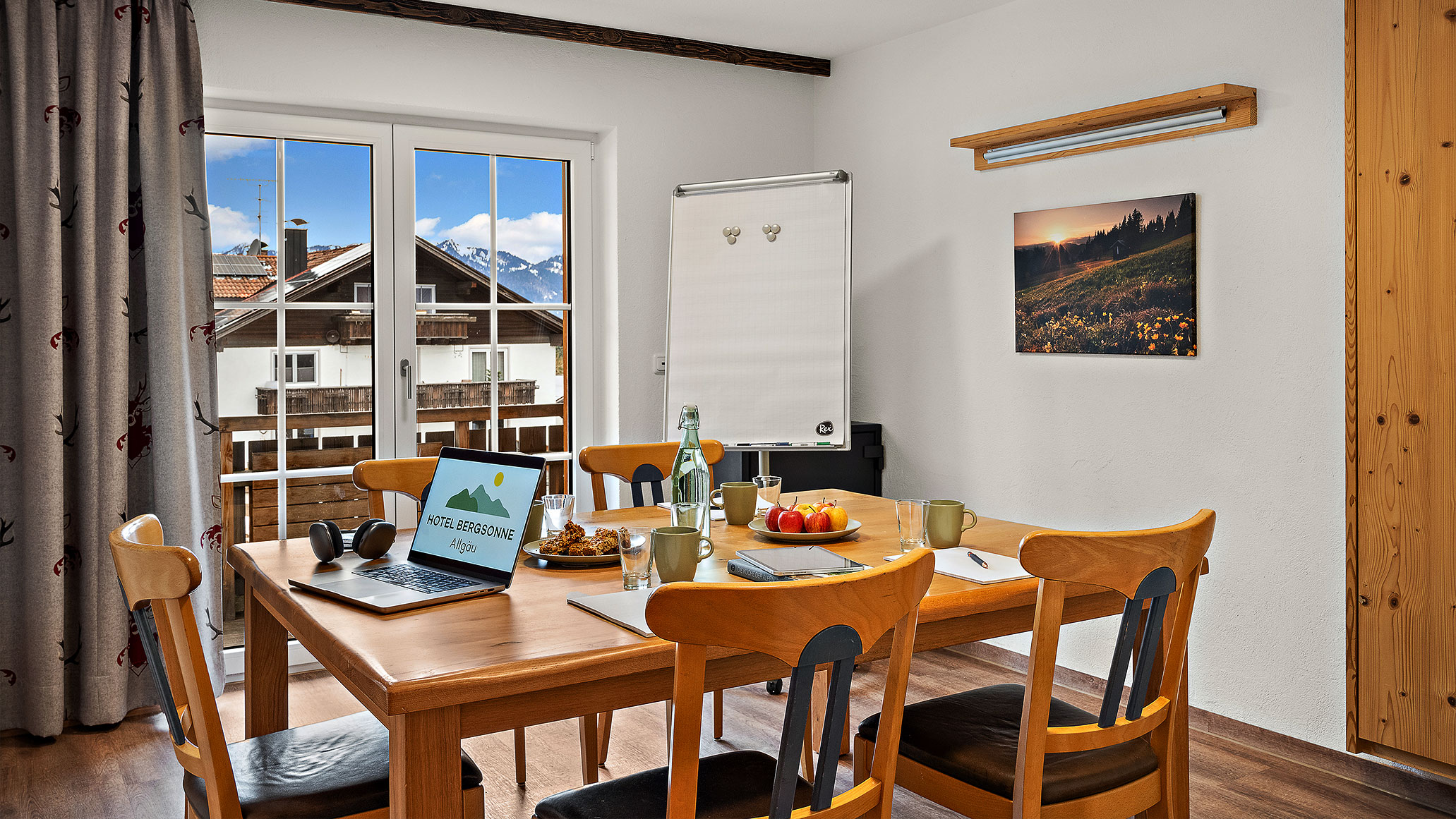 Rollstuhl-Urlaub: Co-Working Bereich - Hotel Bergsonne Allgäu
