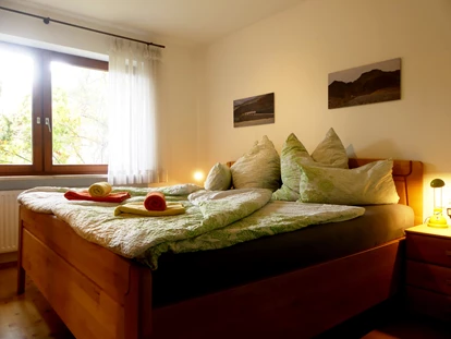 Rollstuhlgerechte Unterkunft - Pflegebett - Schlafzimmer I - Fewo Bunte Burg