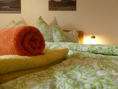 Rollstuhlgerechte Unterkunft - Pflegebett - Schlafzimmer I - Fewo Bunte Burg