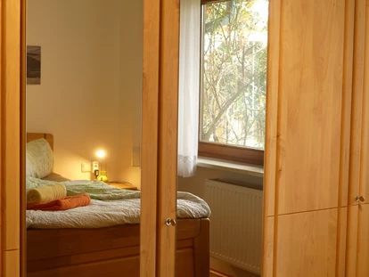 Rollstuhlgerechte Unterkunft - Pflegebett - Schlafzimmer I - Fewo Bunte Burg