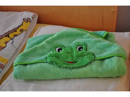 Rollstuhlgerechte Unterkunft - Pflegebett - Schlafzimmer II (Kinderbett) - Fewo Bunte Burg