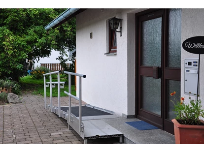 Rollstuhlgerechte Unterkunft - Pflegebett - Eingang - Fewo Bunte Burg