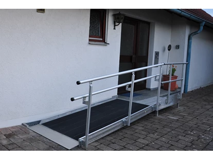 Rollstuhlgerechte Unterkunft - Pflegebett - Eingang - Fewo Bunte Burg