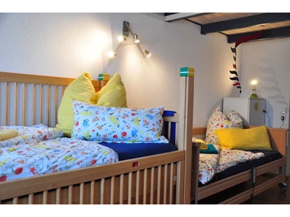Rollstuhlgerechte Unterkunft - Pflegebett - Schlafzimmer II - Fewo Bunte Burg