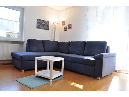 Rollstuhlgerechte Unterkunft - Pflegebett - Wohnzimmer - Fewo Bunte Burg