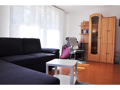 Rollstuhlgerechte Unterkunft - Pflegebett - Wohnzimmer - Fewo Bunte Burg