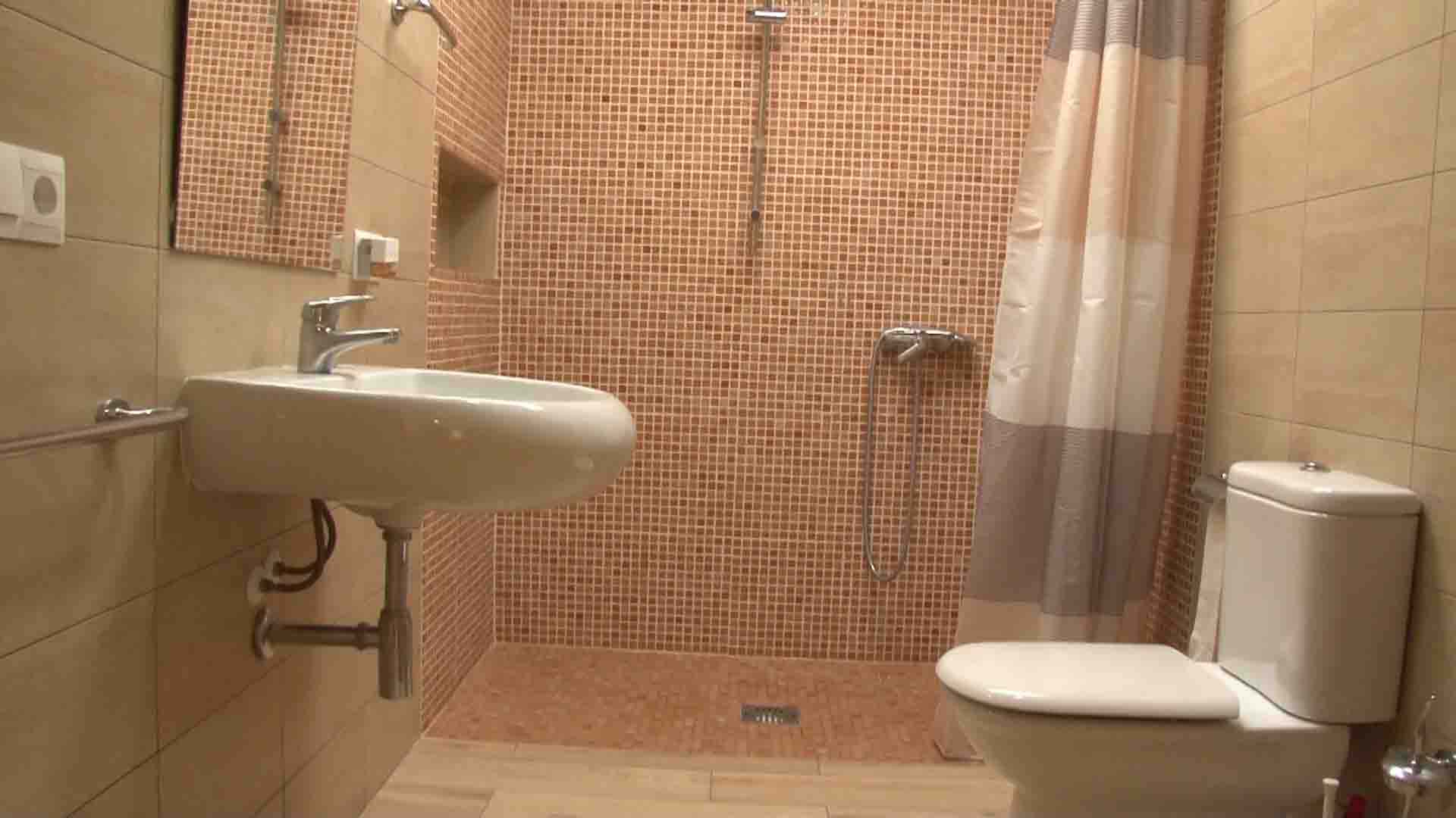 Rollstuhlgerechte Unterkunft - Barrierefreies Bad mit ebenerdiger Dusche - Adaptados