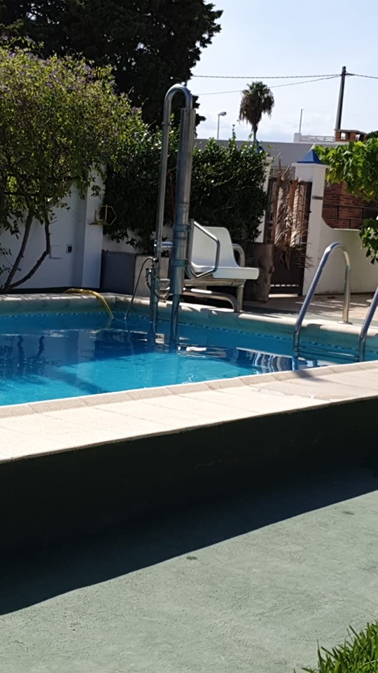 Rollstuhl-Urlaub: Pool mit Kran für Rollstuhlfahrer - Adaptados