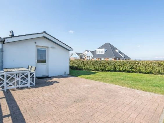 Rollstuhl-Urlaub: Terrasse des Ferienhauses - Modestia Groepsverblijf Texel