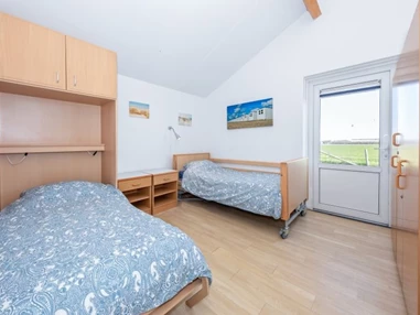 Rollstuhl-Urlaub: Doppelzimmer mit 2 Pflegebetten für behinderte Menschen - Modestia Groepsverblijf Texel
