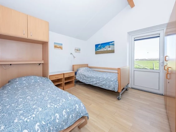 Rollstuhl-Urlaub: Doppelzimmer mit 2 Pflegebetten für behinderte Menschen - Modestia Groepsverblijf Texel