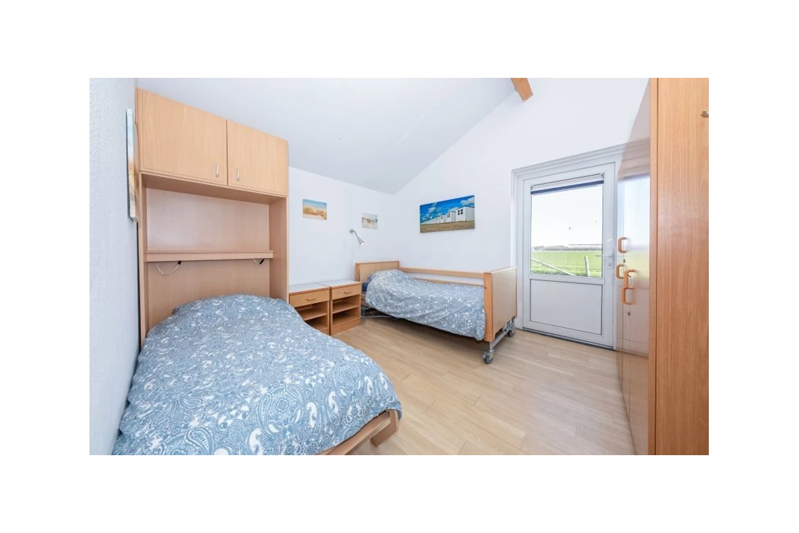 Rollstuhl-Urlaub: Doppelzimmer mit 2 Pflegebetten für behinderte Menschen - Modestia Groepsverblijf Texel