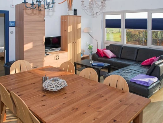 Rollstuhl-Urlaub: Esstisch und gemütliche Couch des Ferienhauses - Modestia Groepsverblijf Texel