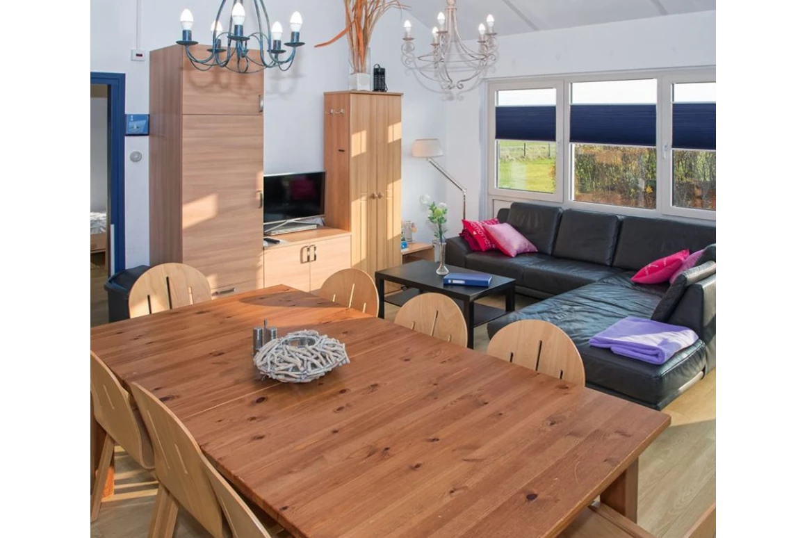 Rollstuhl-Urlaub: Esstisch und gemütliche Couch des Ferienhauses - Modestia Groepsverblijf Texel